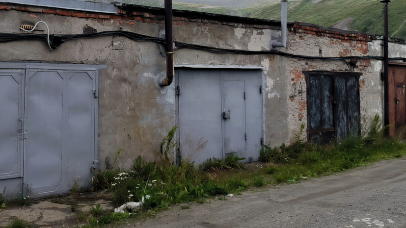 Тюменские спасатели извлекли школьника из-под завалов в заброшенных гаражах