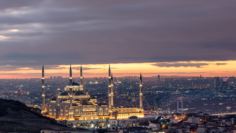 Россиян задержали в Стамбуле из-за поцелуя в мечети Чамлыджа