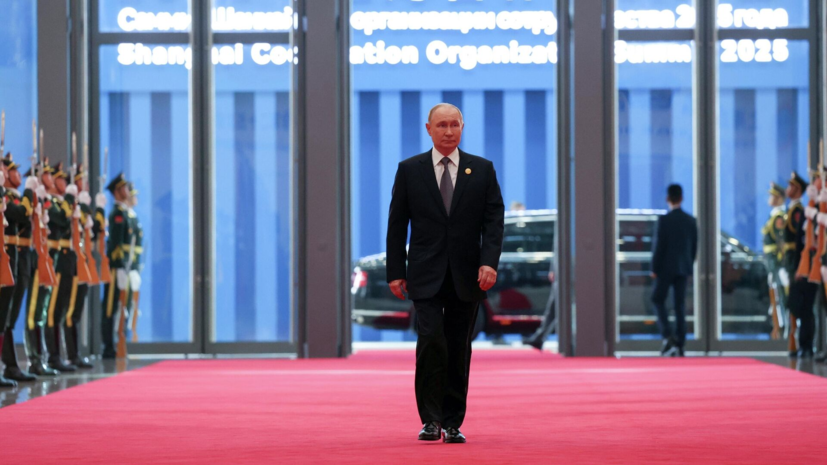 Путин на саммите ШОС в Китае уступил Моди своё место в Aurus