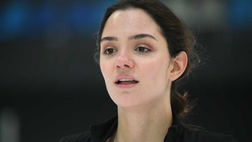 Медведева получила сильный удар мячом в живот во время благотворительного футбольного матча