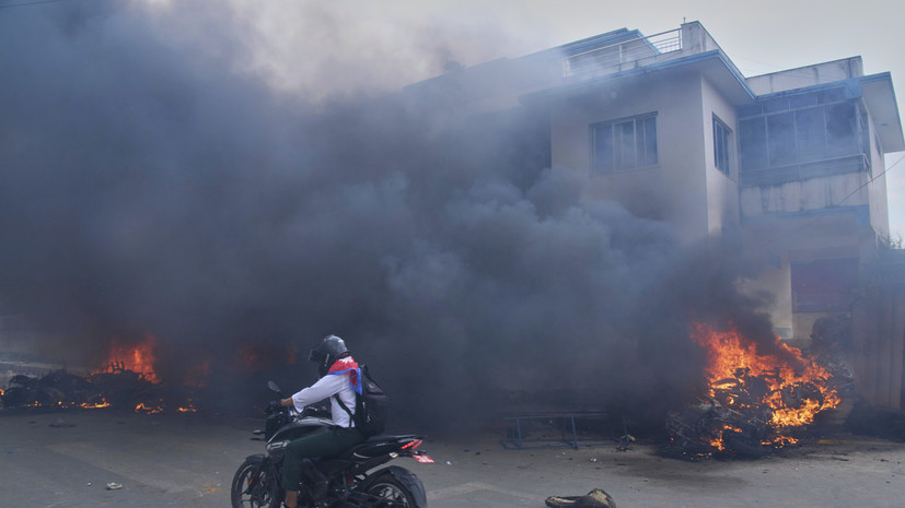 В Непале армия эвакуирует чиновников на вертолётах на фоне протестов