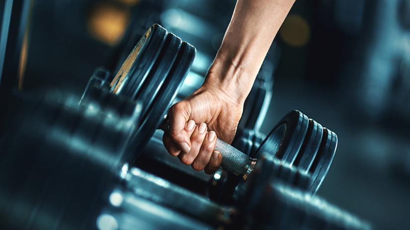 Фитнес-эксперт Силина посоветовала чередовать активность тренировок в спортзале