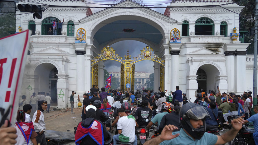 Посольство России: российских дипломатов не будут эвакуировать из Непала