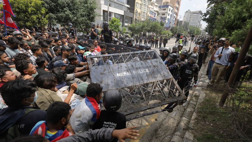 Десятки погибших, массовые поджоги и отставка премьера: что известно о протестах в Непале на фоне запрета соцсетей