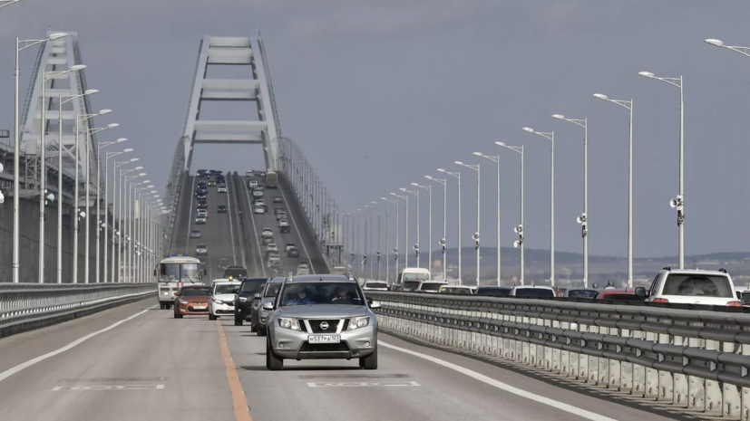 На подъездах к Крымскому мосту скопилось более 1,1 тысячи автомобилей