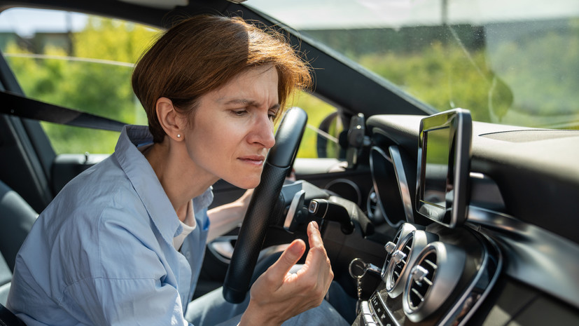 Автоэксперт Хайцеэр пояснил, как действовать при запахе бензина в салоне