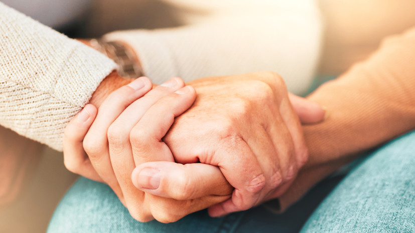 Россиянам объяснили, какие виды помощи оказывает соцработник и кому он положен