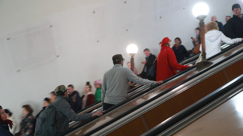 В метро Москвы рассказали, можно ли занимать обе стороны эскалатора в час пик