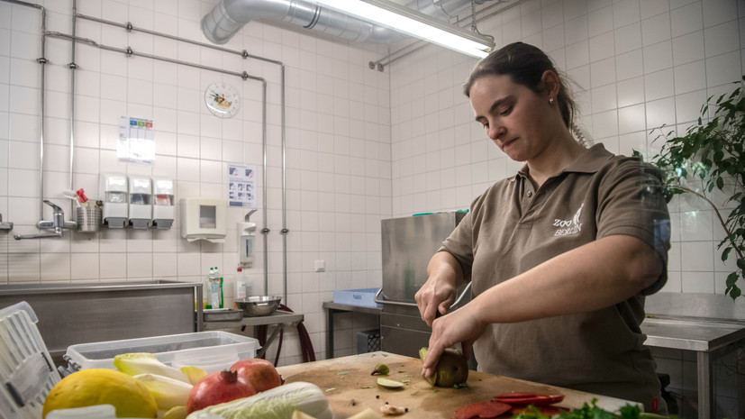 Специалист посоветовала использовать разные разделочные доски для приготовления еды