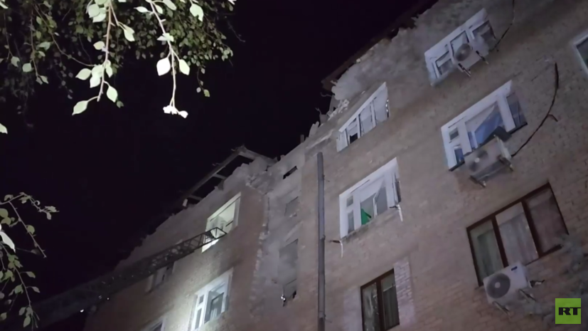 RT опубликовал кадры с места попадания ракеты ВСУ в жилую многоэтажку в Донецке