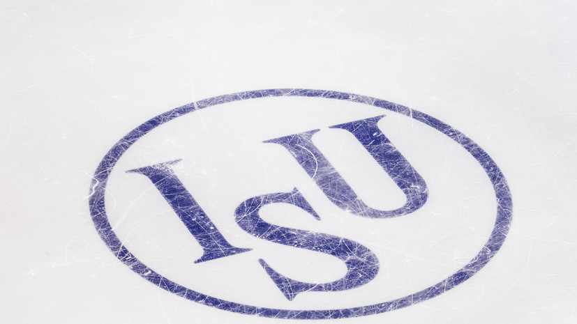 В ISU допустили, что запретят проносить флаги РФ на трибуны на отборе фигуристов на Олимпиаду