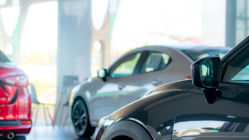 Forbes: в России количество автосалонов в городах-миллионниках снизилось на 30%