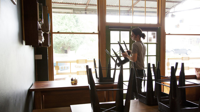 Адвокат Богомолов объяснил порядок действий, если ресторан включил чаевые в чек