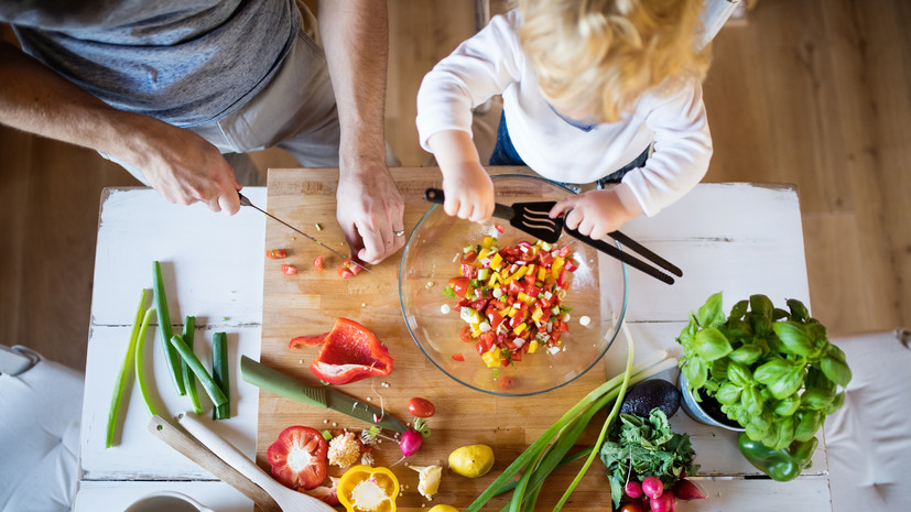 Диетолог Соломатина посоветовала привлекать детей к процессу приготовления еды
