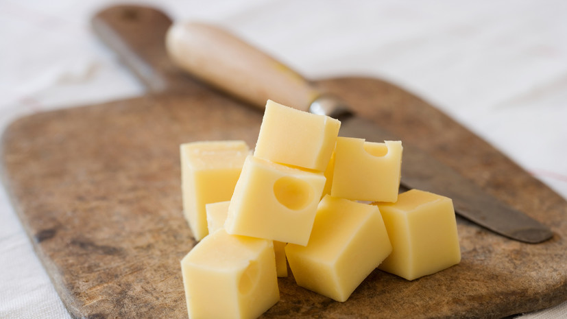 Технолог Сидорова: пожилым с гипертонией можно съедать не более 30 г сыра в день