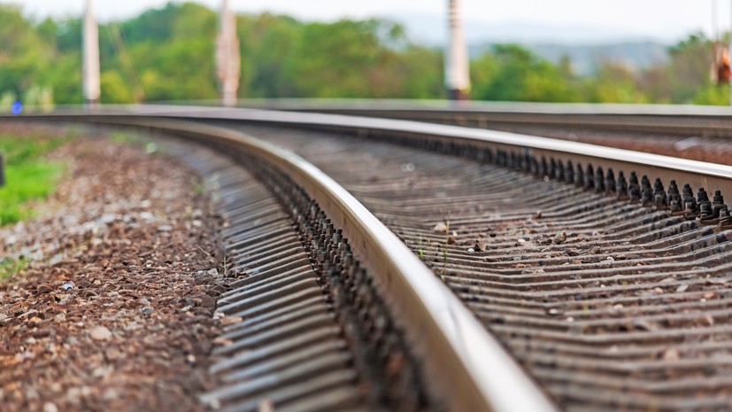 В Ленинградской области при сходе тепловоза с рельсов погиб машинист