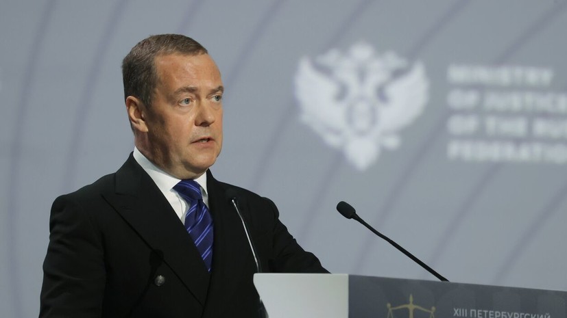 Медведев заявил, что страна не может существовать без власти