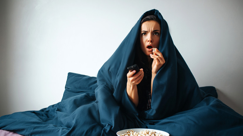 Психотерапевт Докучаева: лучше воздержаться от «запойного» просмотра сериалов