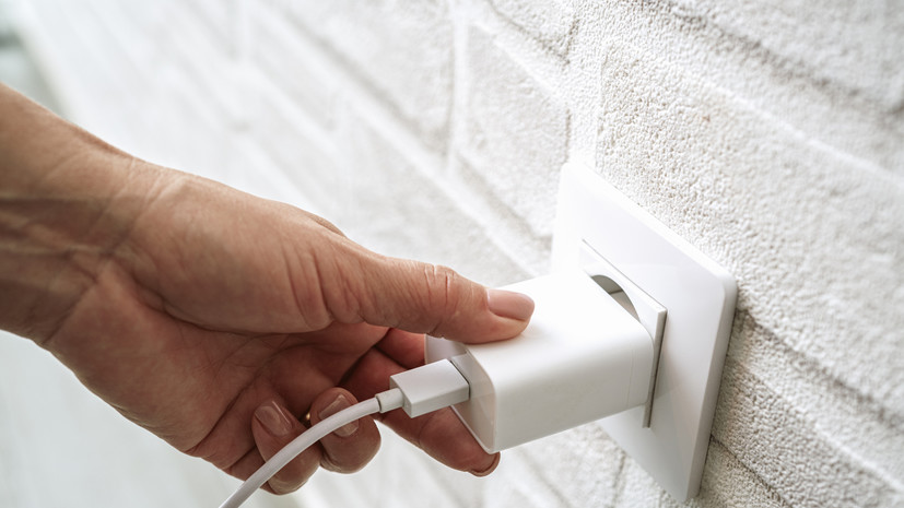 Россиянам объяснили, можно ли оставлять зарядное устройство в розетке