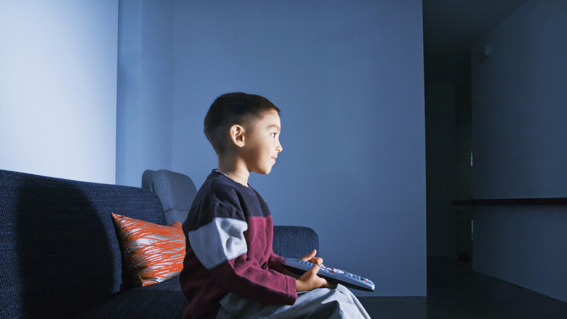 Офтальмолог Самарина посоветовала ограничивать время у телевизора детям