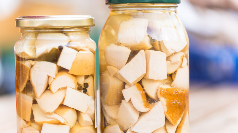 Миколог Дьяков разъяснил, как долго хранятся консервированные грибы