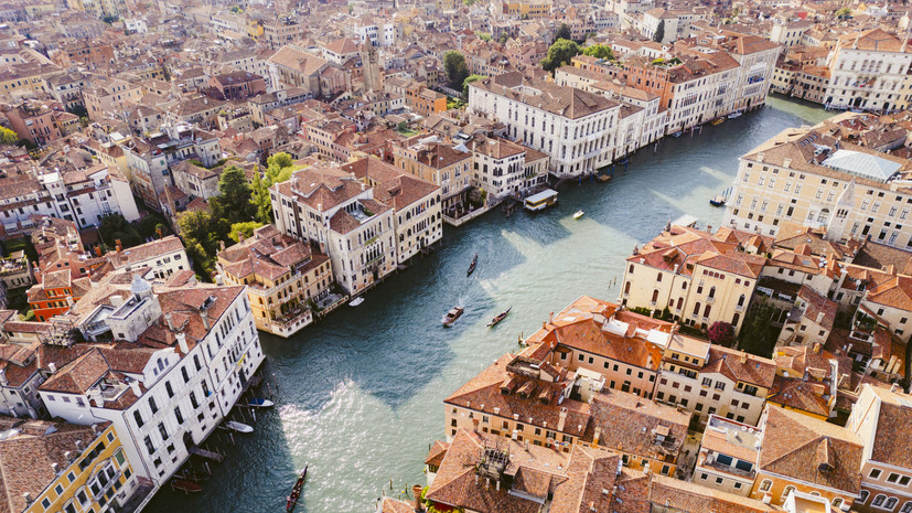 Туристов оштрафовали и выдворили из Венеции за купание в канале