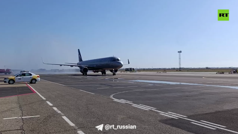 Пассажиров прилетевшего в Краснодар рейса встретили с хлебом и солью в аэропорту