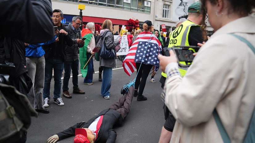 Опубликованы кадры митинга против Трампа в Лондоне