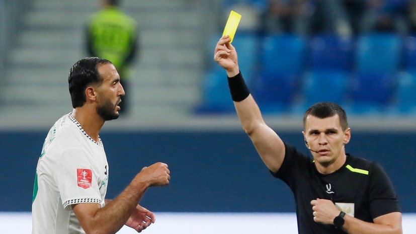 Игроку «Ахмата» пришлось забрать обратно футболку у болельщика из-за отмены красной карточки
