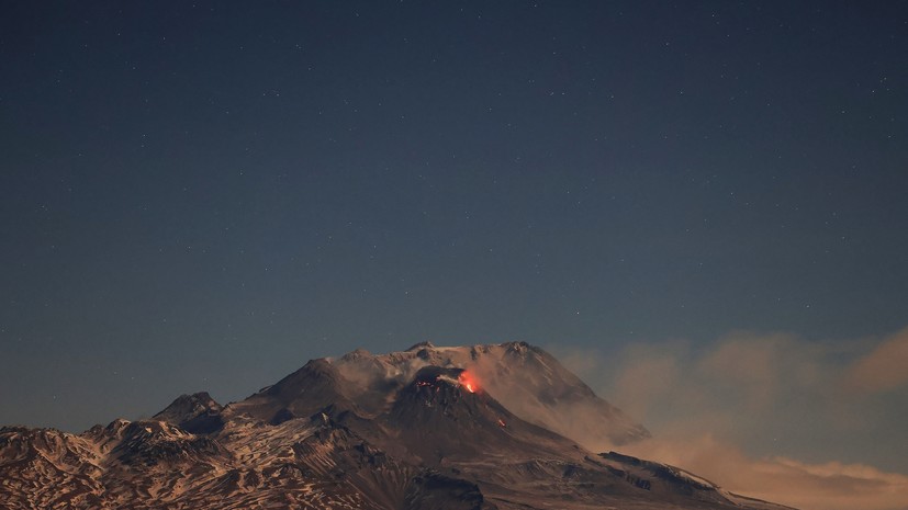 Вулкан Шивелуч на Камчатке выбросил пепел на 4 км