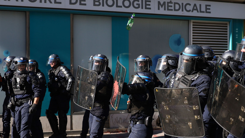 В Париже полицейская колонна перекрыла одну из улиц