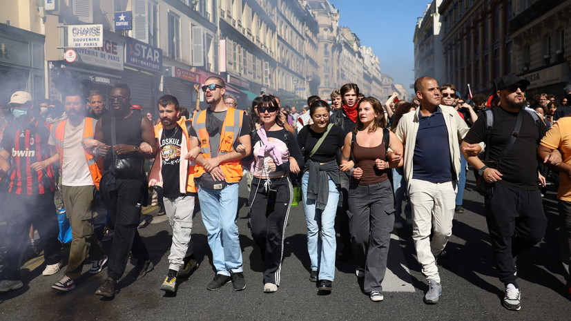 Митингующие во Франции привезли на акцию протеста розовую гильотину