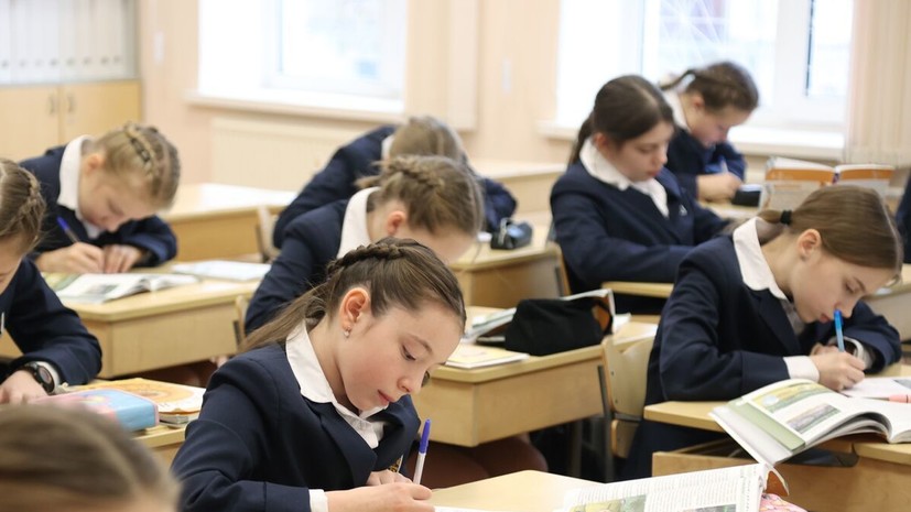 Глава Рособрнадзора назвал безобразием перегрузку школьной программы