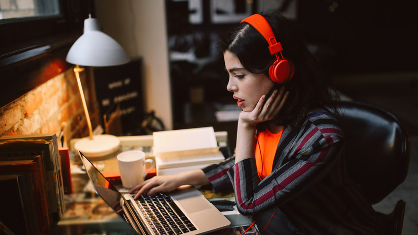 Психолог Каталина посоветовала не слушать музыку на работе