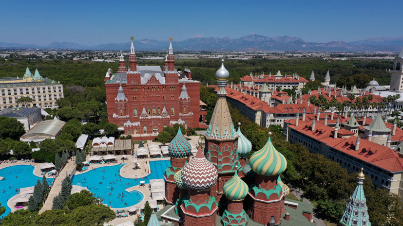 Военблогер Рожин: поехавшая в Турцию украинка попала в отель «Кремль»