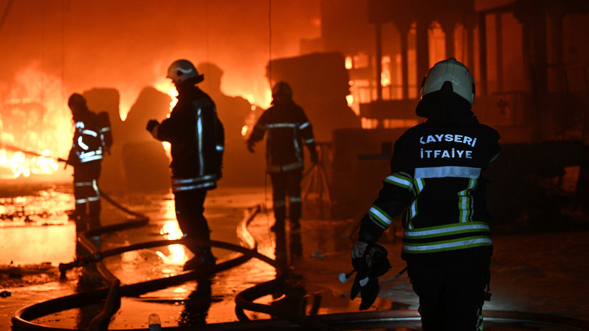 В турецком Белеке из-за пожара эвакуируют туристов из отелей