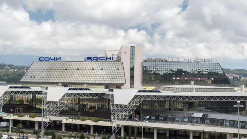 Аэропорт Сочи временно не принимает и не отправляет рейсы