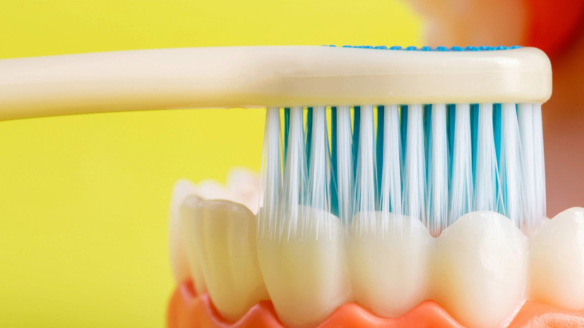 Ортодонт Буторина: жёсткая зубная щётка может истончать эмаль