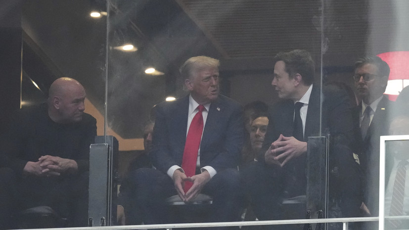 Трамп и Маск пожали руки на стадионе, где проходит панихида по Кирку