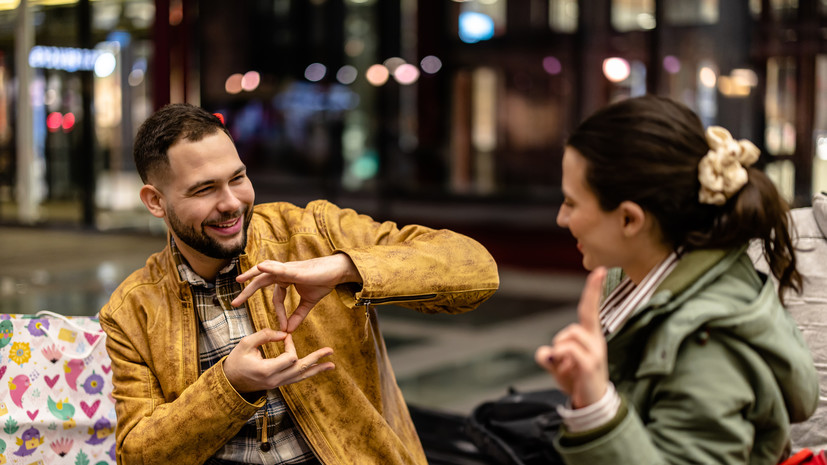 «Чтобы каждый мог быть понятым и услышанным»: эксперт — о жестовых языках и правилах общения с глухими людьми