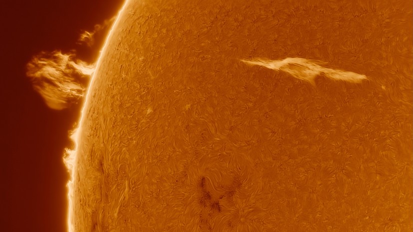 Солнце одновременно выбросило два гигантских протуберанца