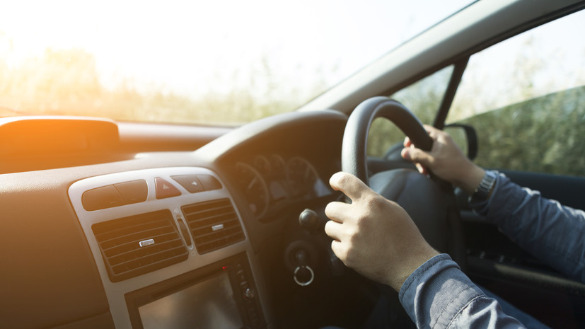 Сенатор Кутепов предложил поэтапно менять машины с правым рулём