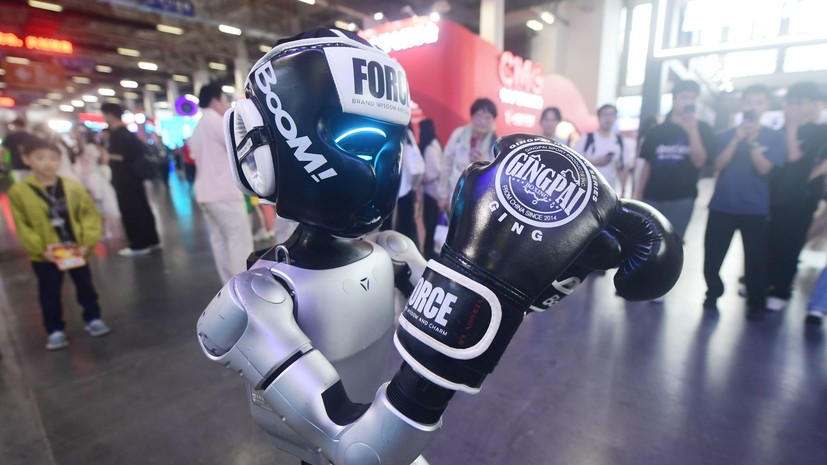 Китайский робот научился уворачиваться от ударов и быстро подниматься в драке