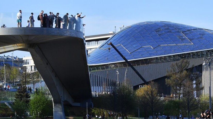 Женщина погибла после падения с парящего моста в парке «Зарядье»