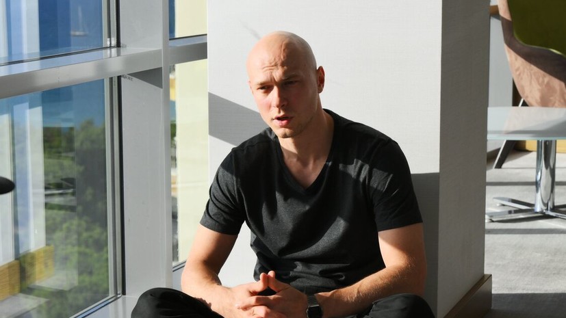 SHOT: актёр Юра Борисов срочно прилетел в Москву из-за смерти отца