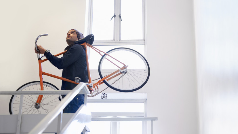 Депутат Кошелев предупредил о штрафах за оставленные в подъезде велосипеды