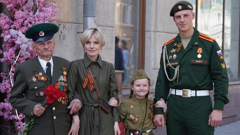 «Дед плакал, когда видел в новостях танки с крестами»: косметолог из Петербурга — о семье и помощи бойцам в госпиталях