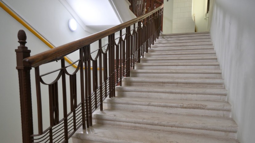 Специалист Сергеев: на лестничной клетке запрещено оставлять мусор