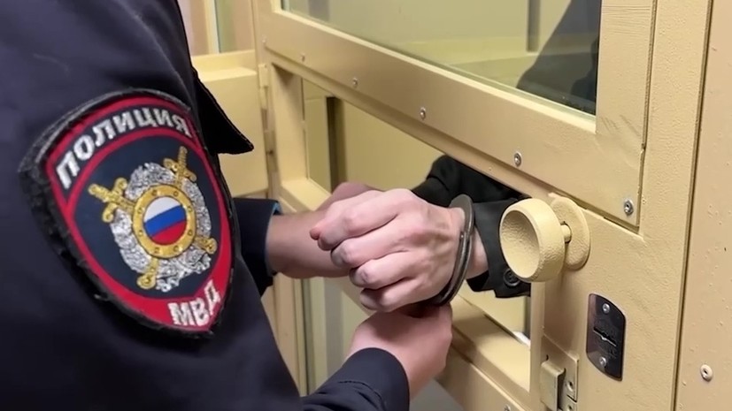 Из здания суда в Кронштадте сбежал экс-замглавы управления Росреестра