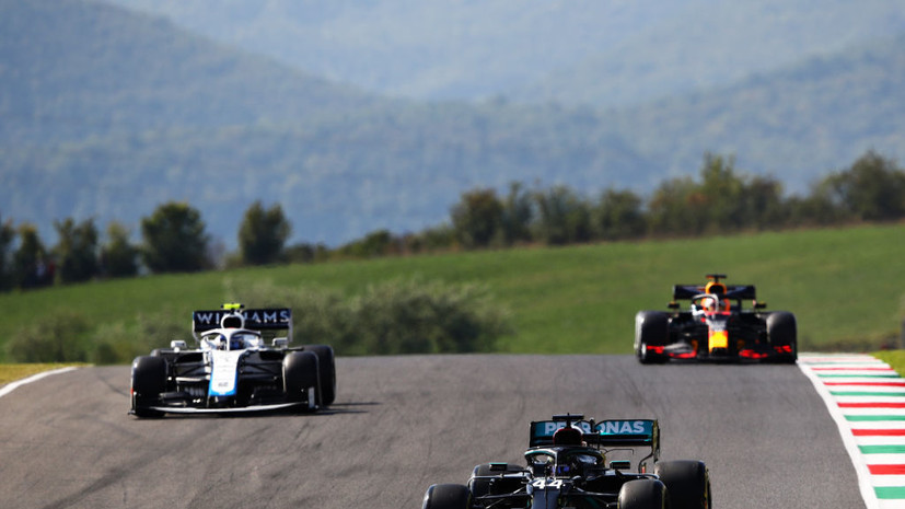 Машина брата Хэмилтона загорелась во время гонки в Сильверстоуне